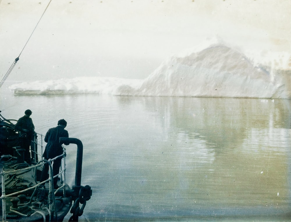 hombre con chaqueta negra montando en un barco en un lago