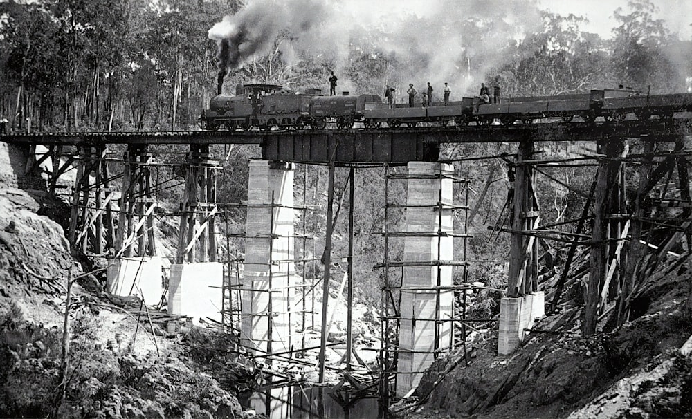 Foto in scala di grigi della torre di metallo