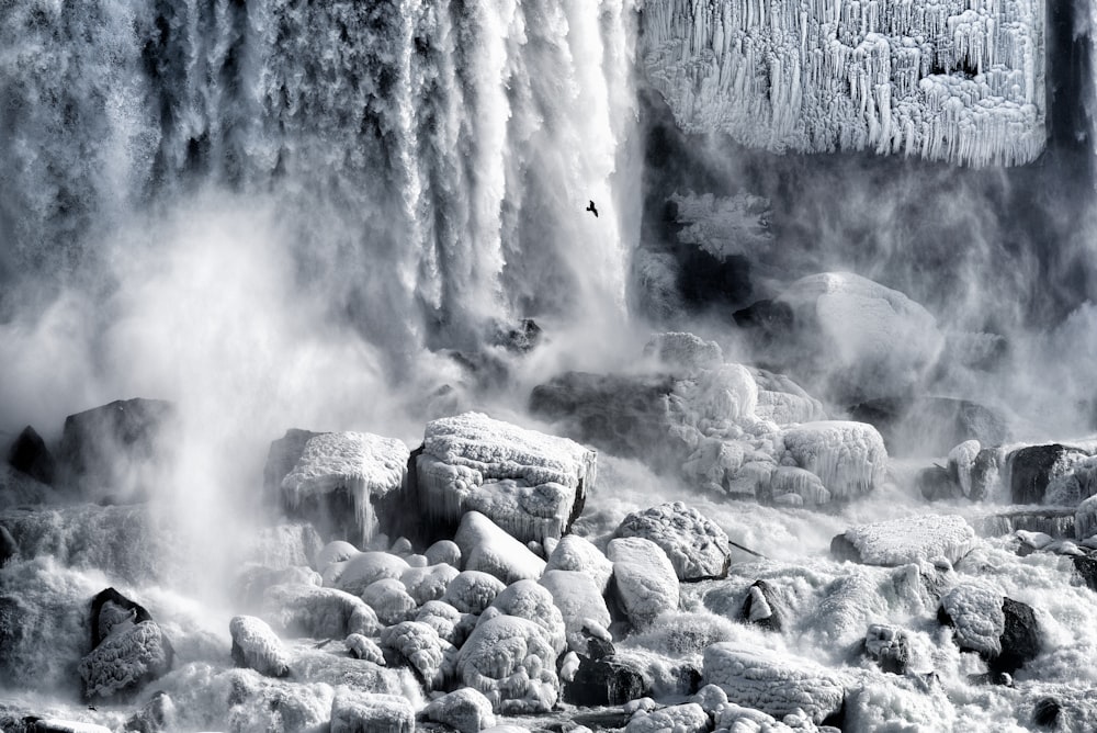 rocas grises en el cuerpo de agua