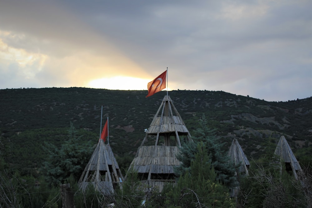 Braunes Holzhaus am Berg tagsüber