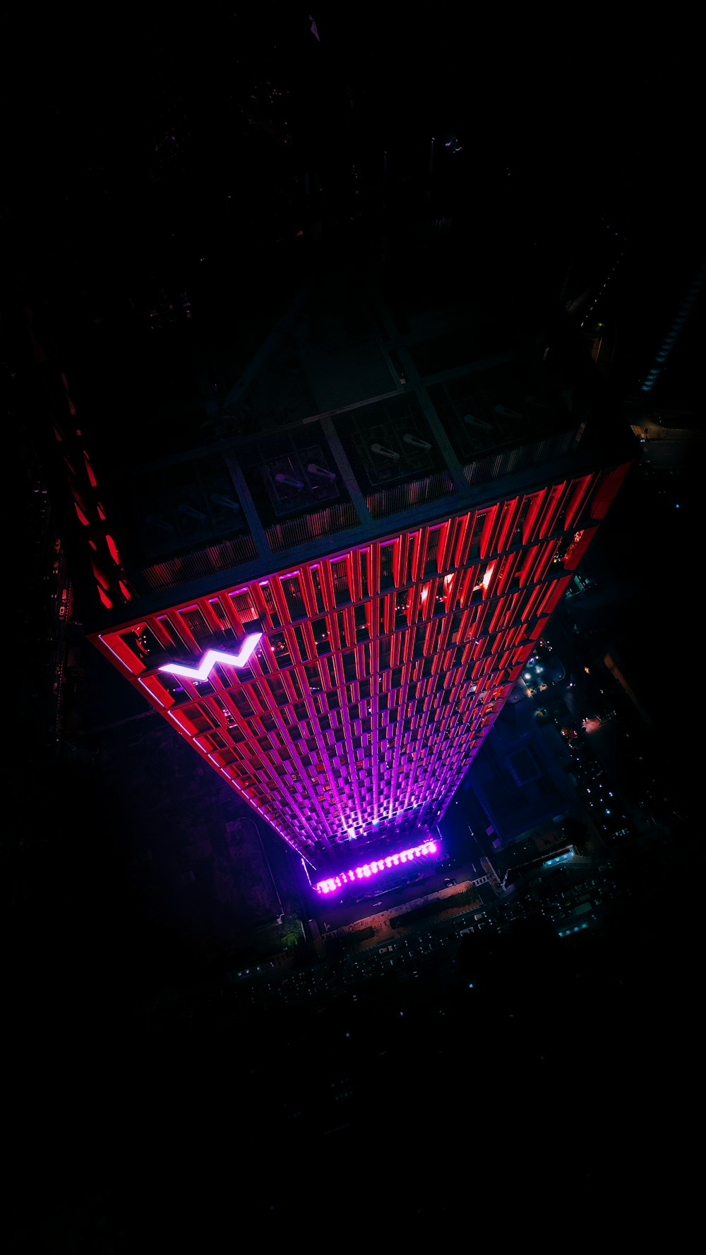 Un bâtiment éclairé de lumières rouges et violettes