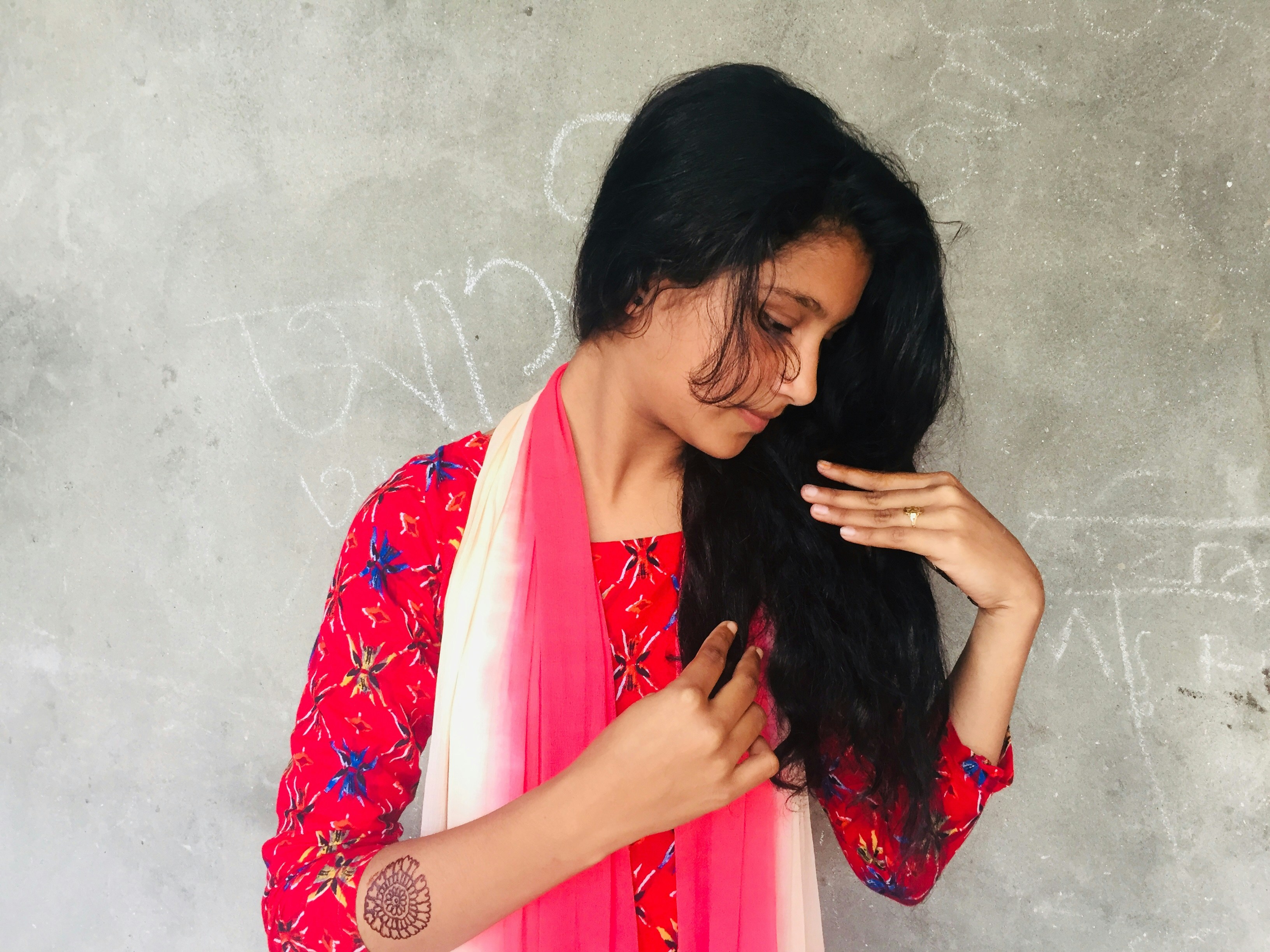 赤と白の花柄のドレスを着た女性