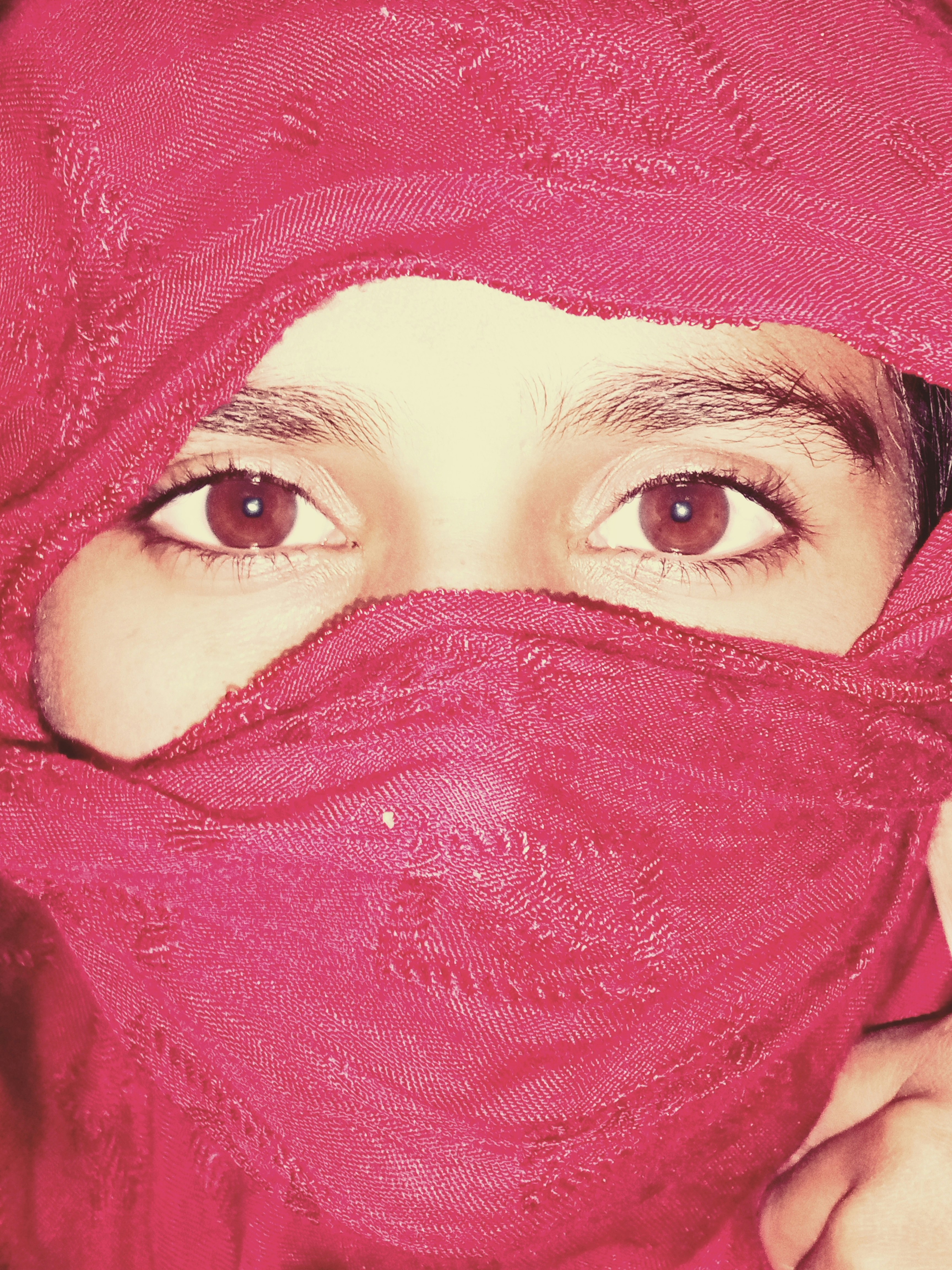Orang berjilbab merah mengambil selfie