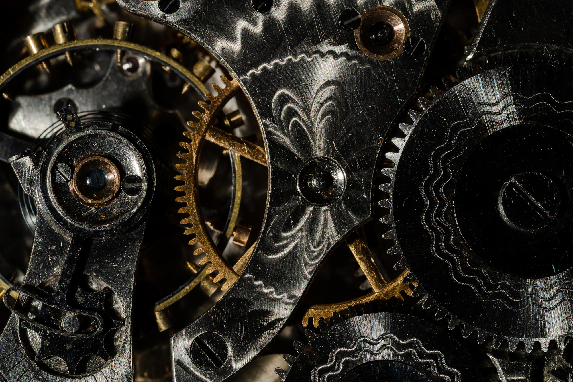 Macro de um movimento mecânico, com engrenagens douradas