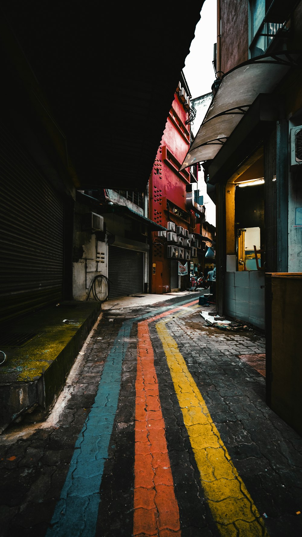 empty street with houses during daytime