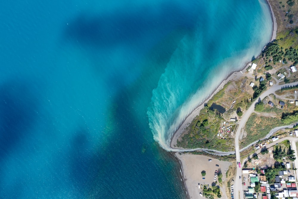 Ein Blick aus der Vogelperspektive auf einen Strand und das Meer