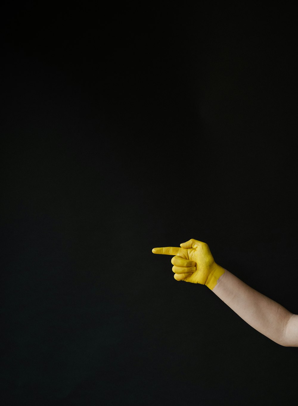 Persona que sostiene una herramienta de plástico amarilla