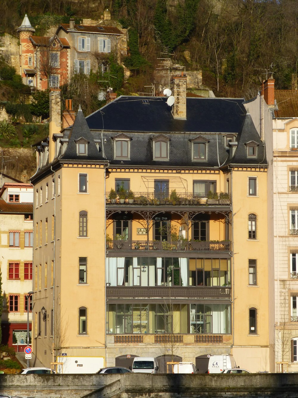 Edificio de hormigón marrón y blanco