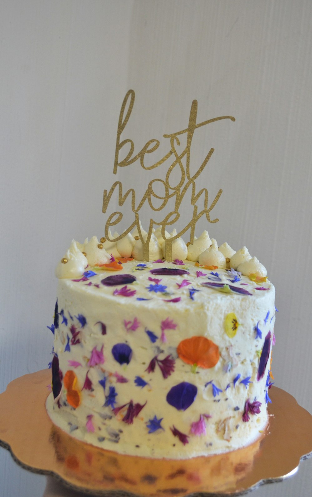 gâteau blanc et jaune avec texte de joyeux anniversaire