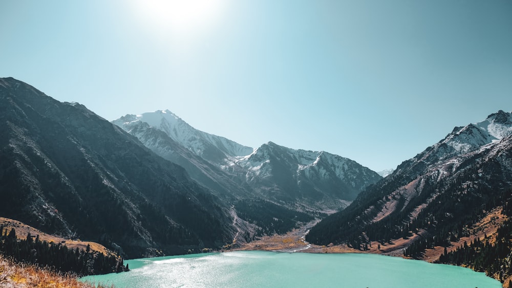 낮 동안 산 근처의 수역