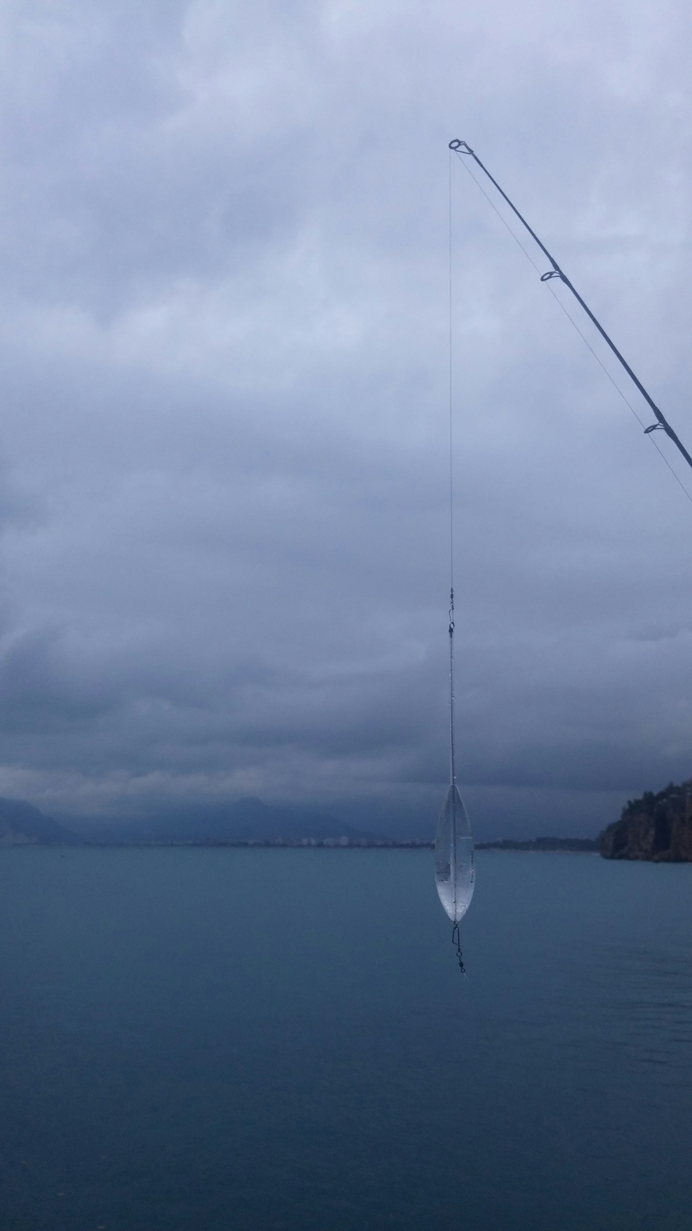 海に映えるクリアガラスのペンダントランプの写真 Unsplashで見つけるグレーの無料写真