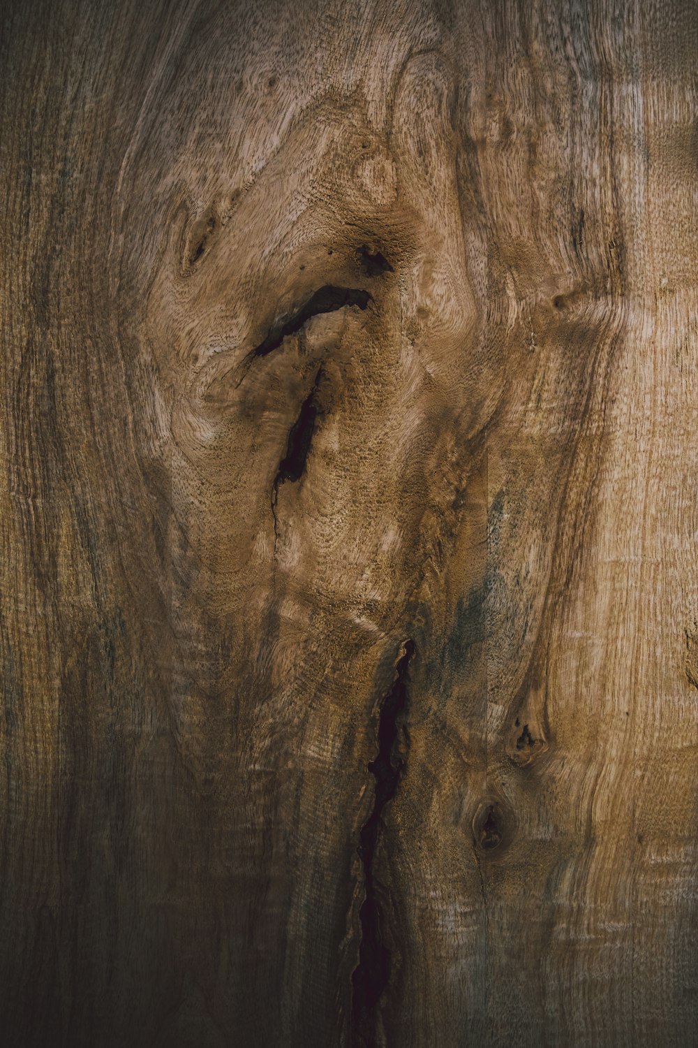 穴の開いた茶色の木の板