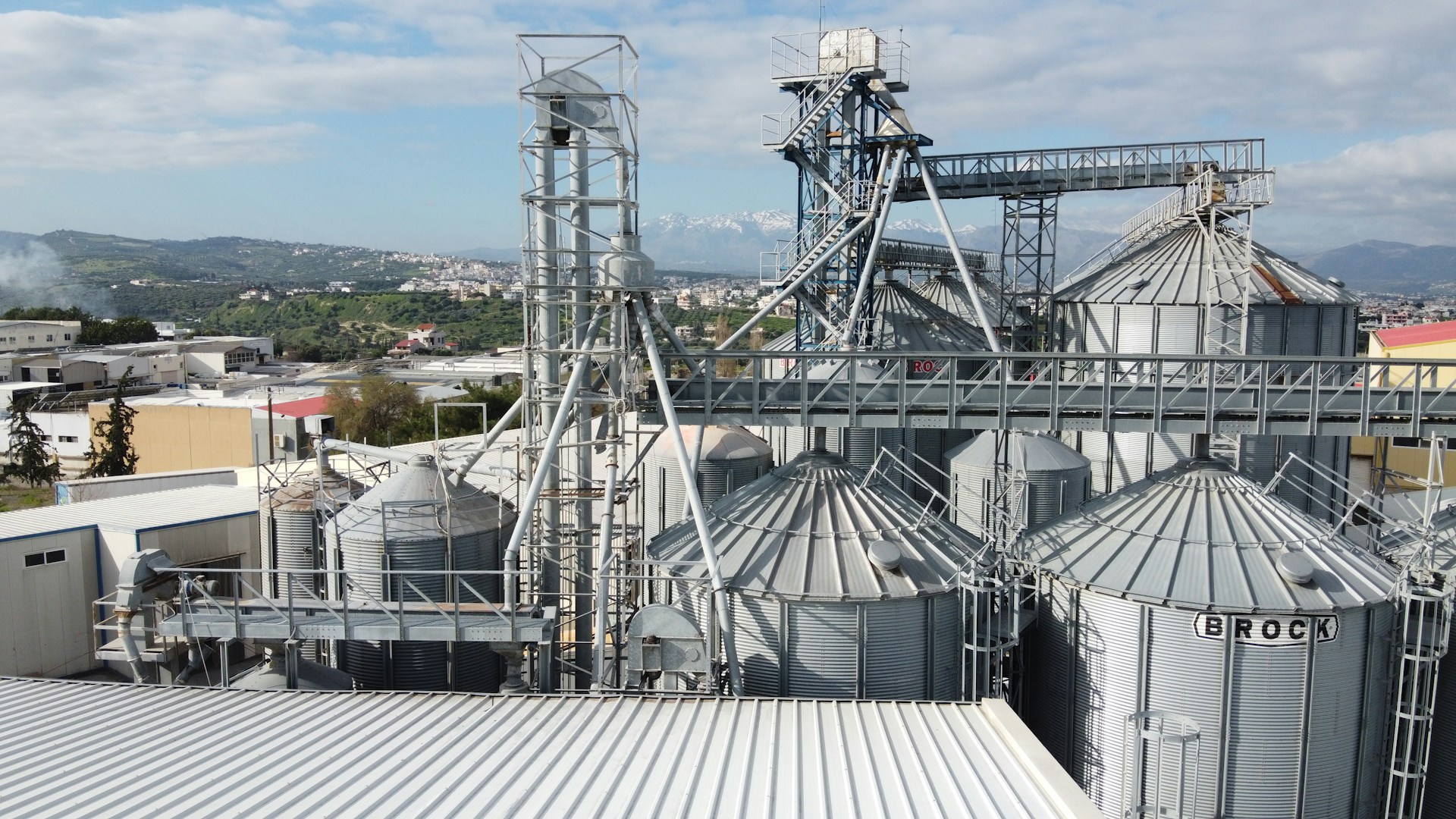 gray computer monitor