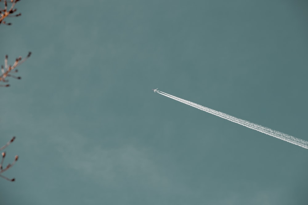 Weißes Flugzeug am Himmel