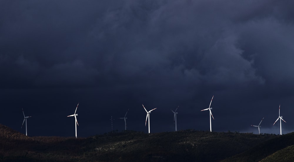 turbinas eólicas na colina sob o céu cinzento