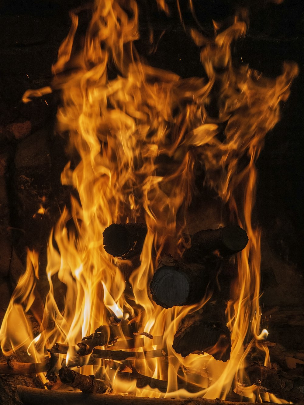 fogo no escuro durante a noite