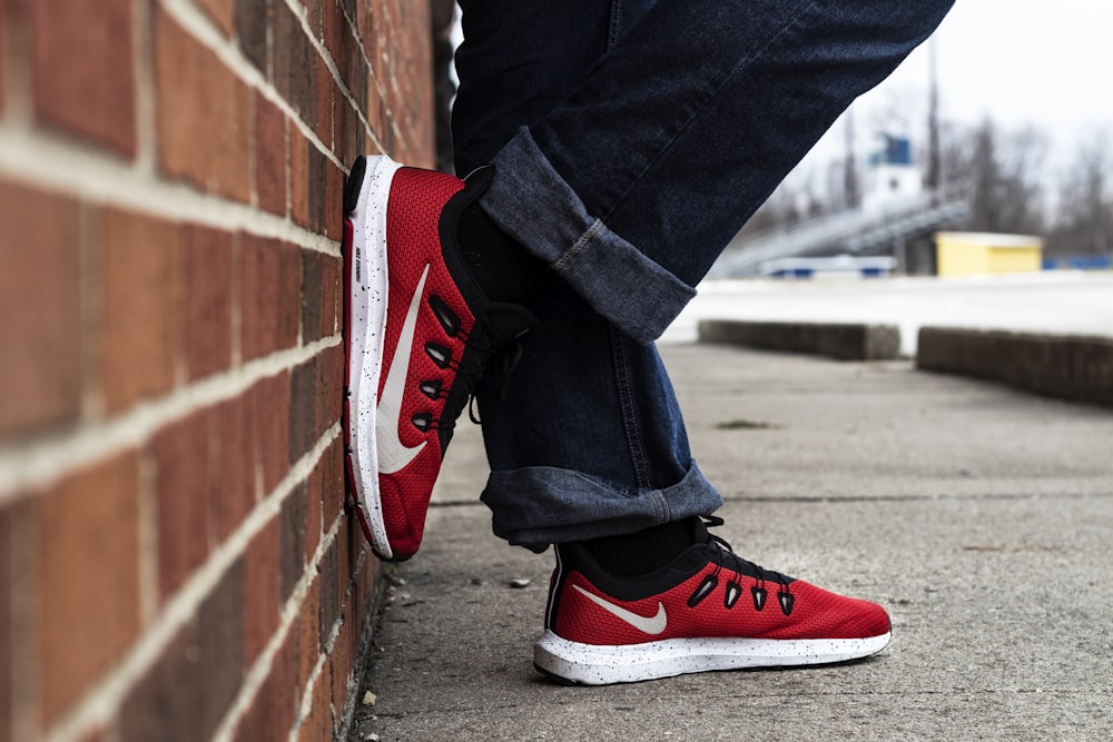 Foto Persona con jeans azules y zapatillas nike rojas y blancas – Imagen  Calzado gratis en Unsplash