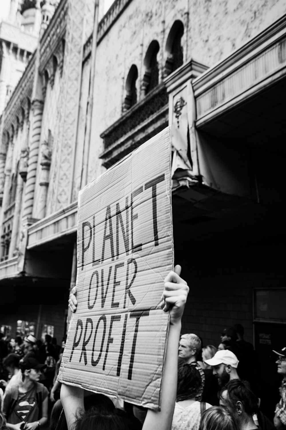 Foto en escala de grises de personas caminando por la calle