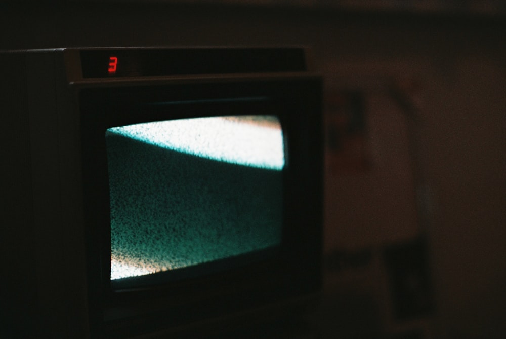 Schwarzer CRT-Fernseher mit blauem Bildschirm eingeschaltet