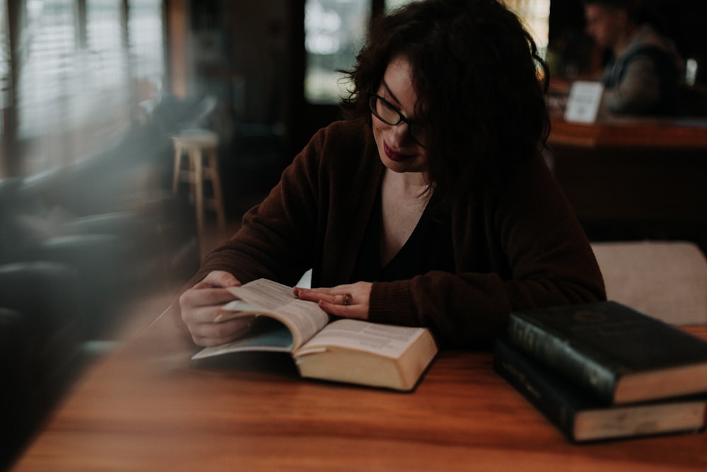 茶色の長袖シャツの読み聞かせの女性