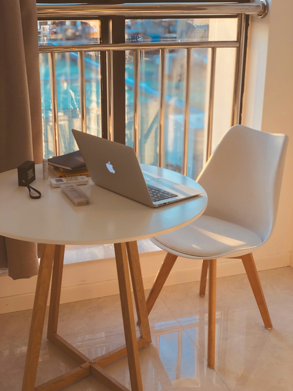 MacBook Air auf braunem Holztisch