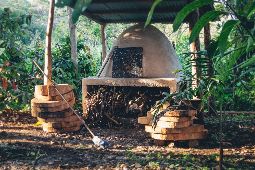 Braun geflochtener Korb in der Nähe von braunem runden Holztisch