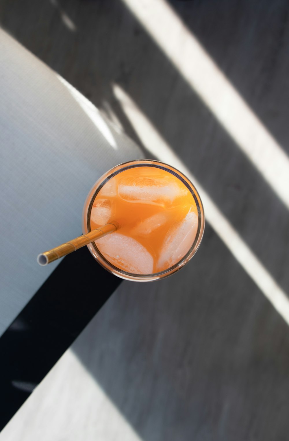 verre à boire transparent avec liquide brun