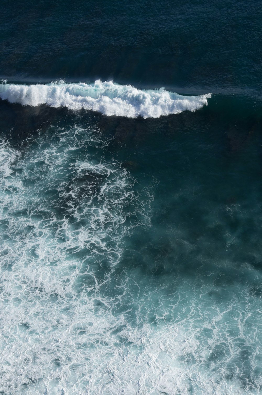 ondas do oceano batendo em terra durante o dia