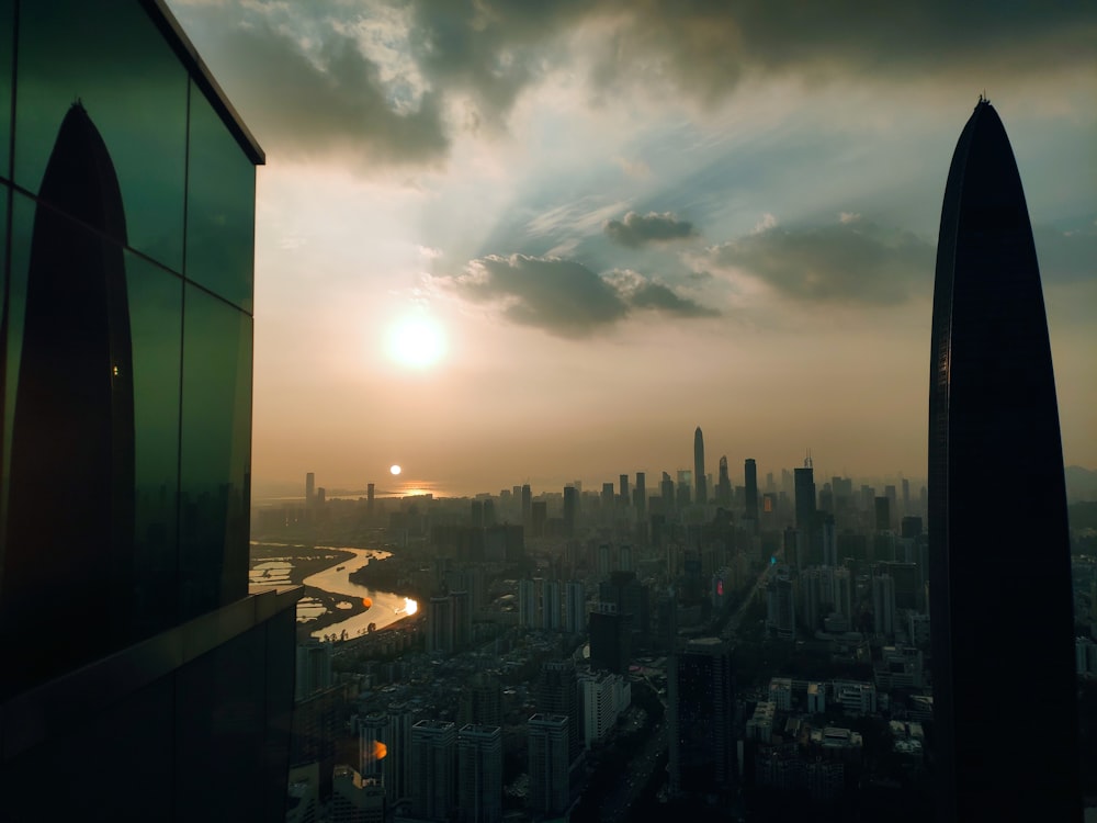 Skyline der Stadt tagsüber unter blau-weißem, bewölktem Himmel