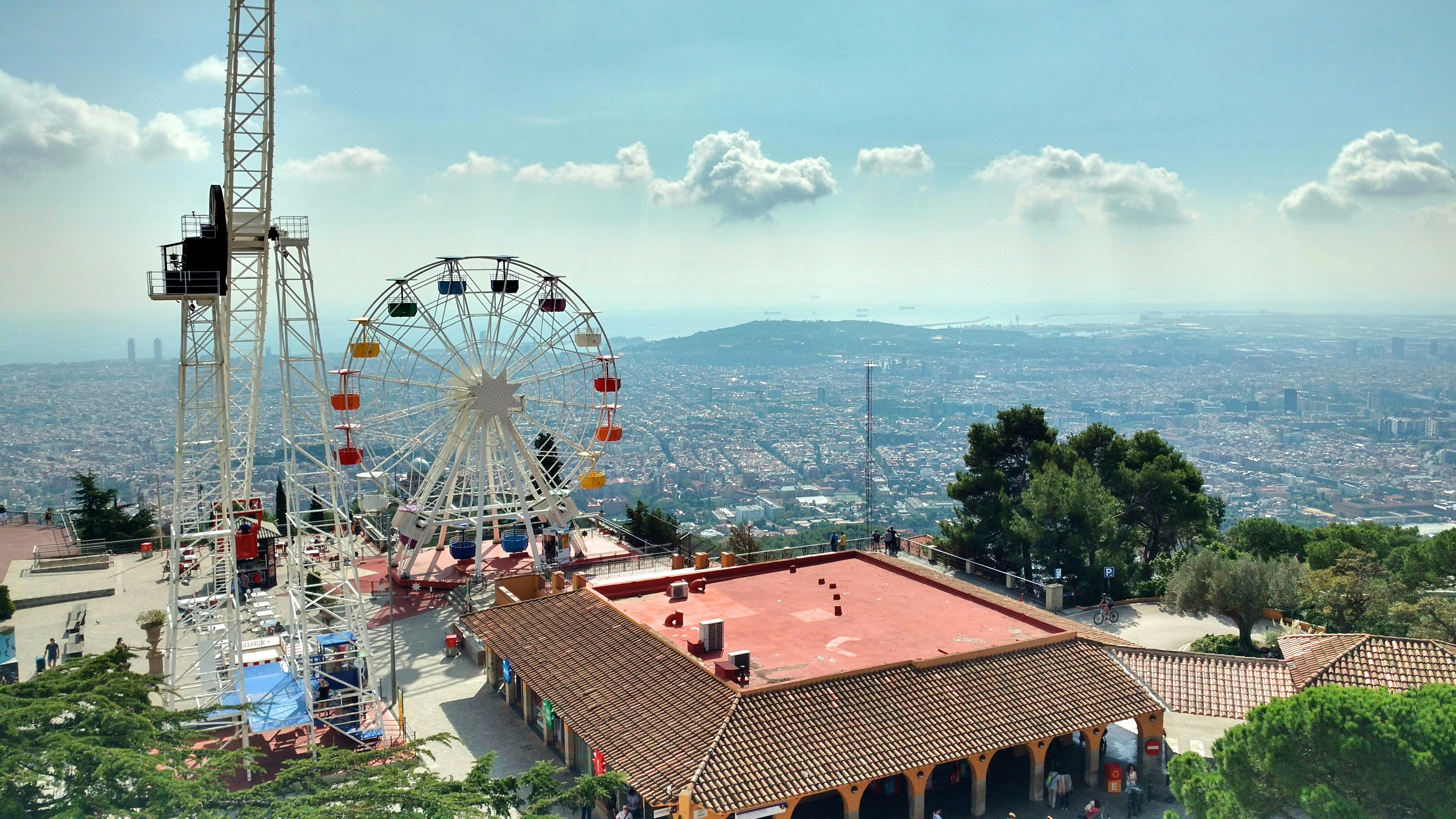Riesenrad in der Nähe von Gewässern tagsüber
