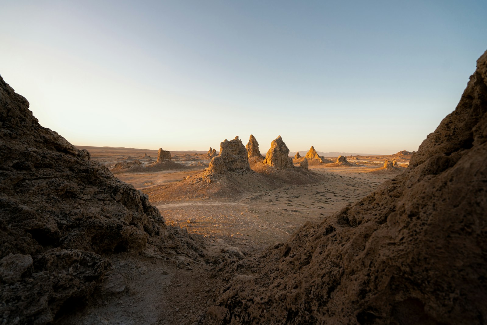 Sony a7R III + Sony Vario-Tessar T* FE 16-35mm F4 ZA OSS sample photo. Brown rock formation under photography