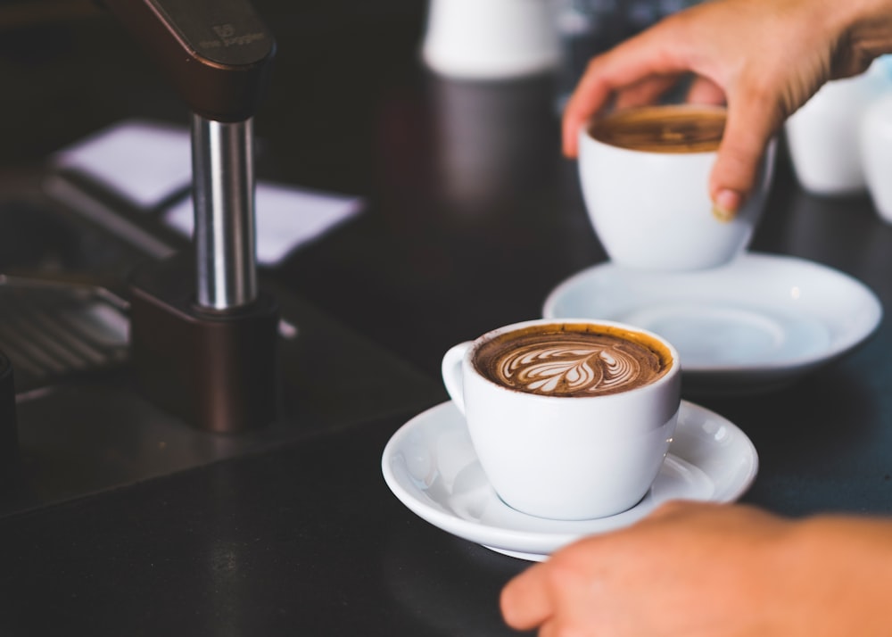 weiße Keramiktasse auf weißer Keramikuntertasse