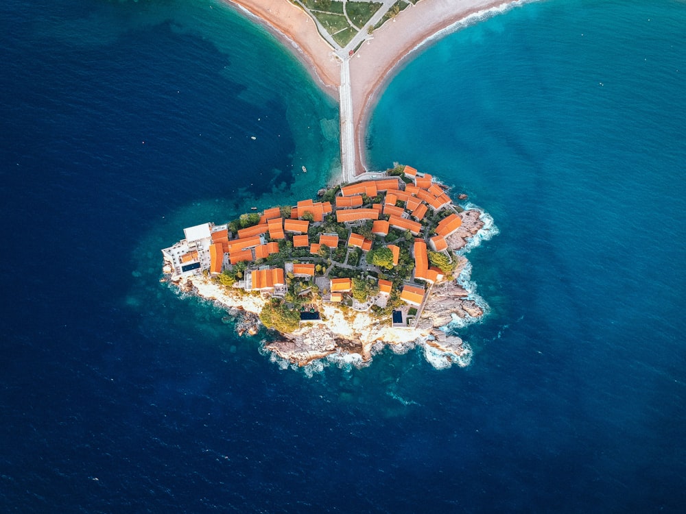 Vista aérea de edificios urbanos cerca de una masa de agua durante el día