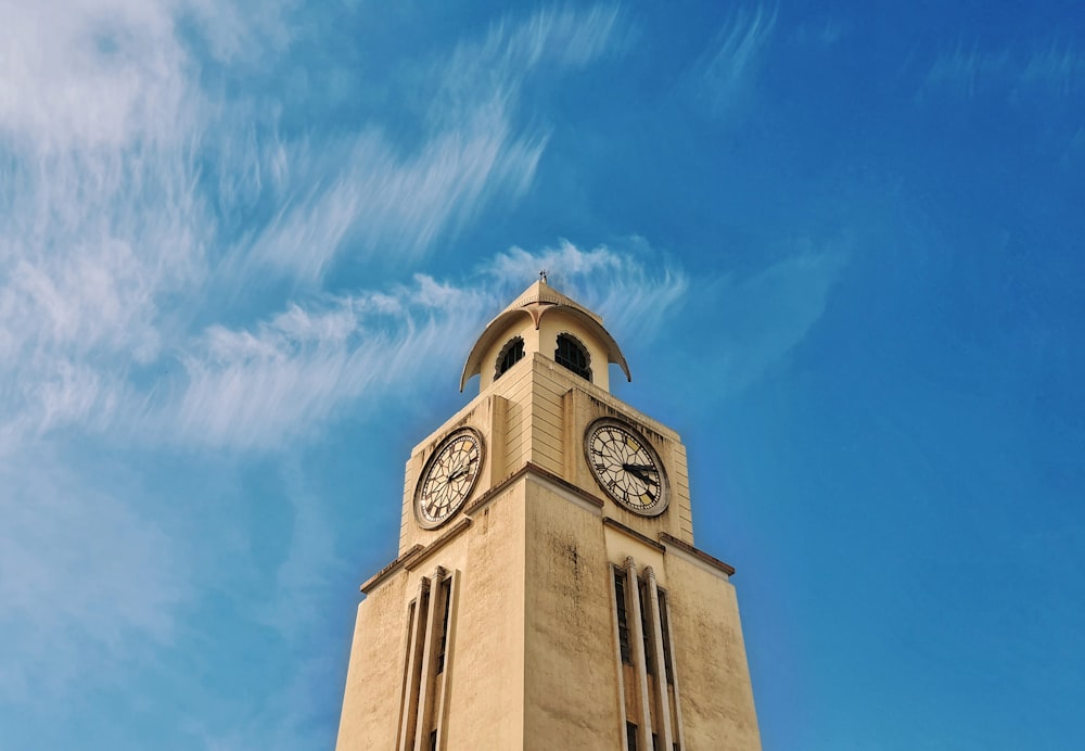 Bâtiment en béton brun sous le ciel bleu pendant la journée