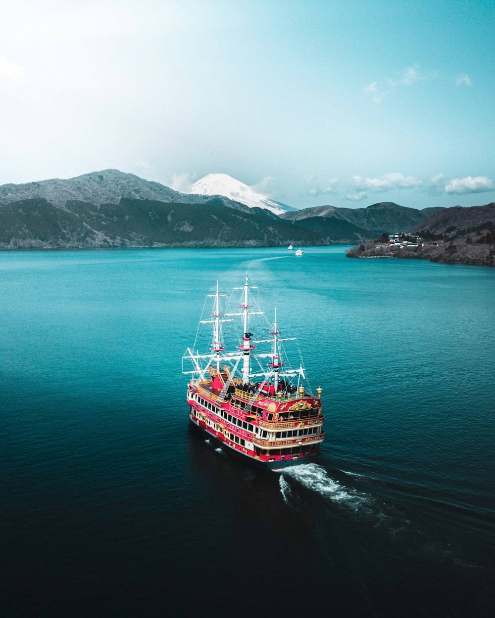 Un gran barco navegando a través de un gran cuerpo de agua