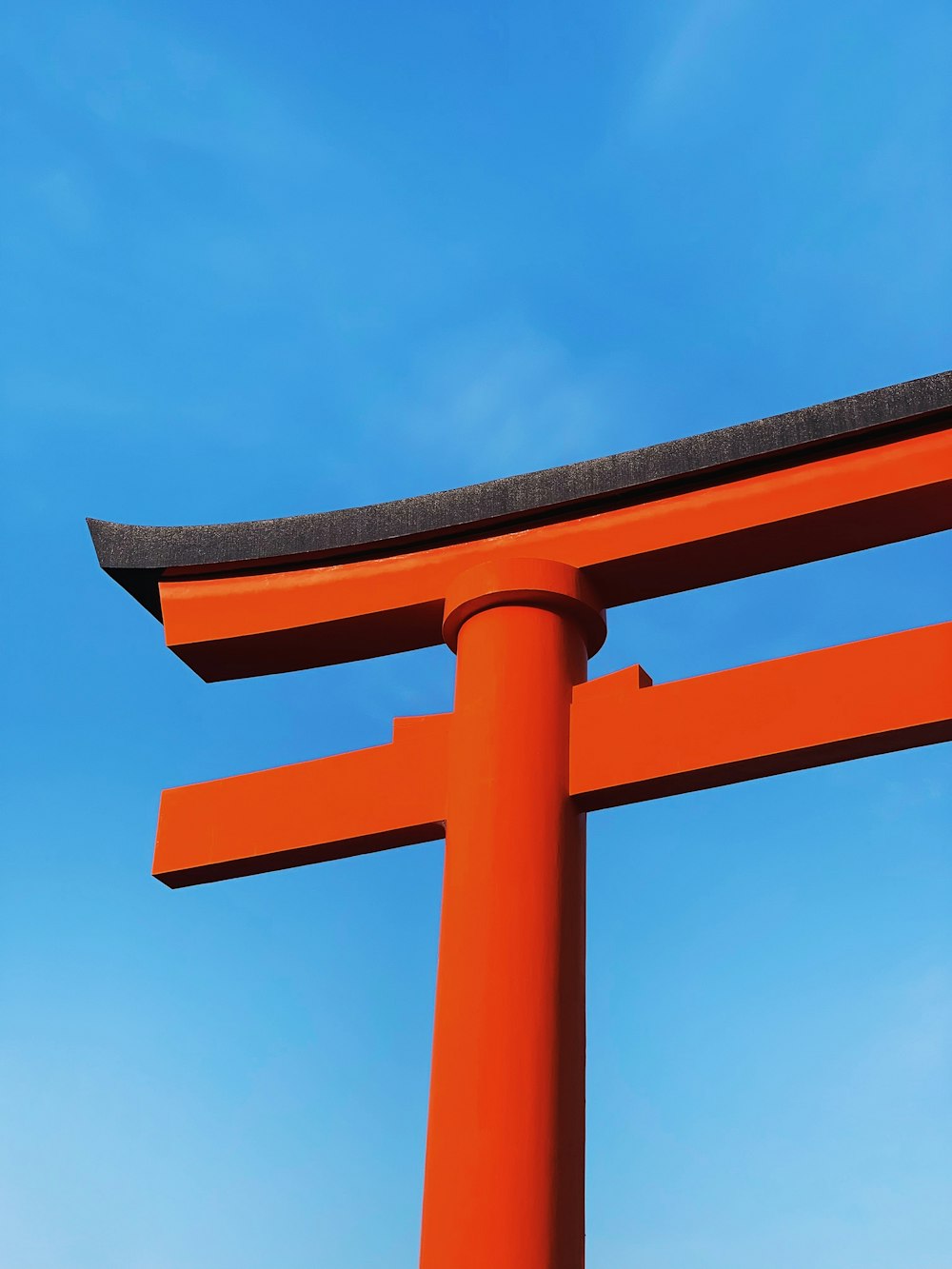 Orange et noir se croisent sous un ciel bleu pendant la journée