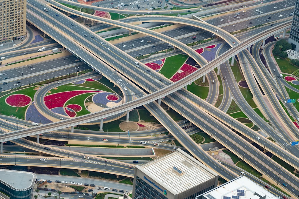 日中の都市の建物の航空写真