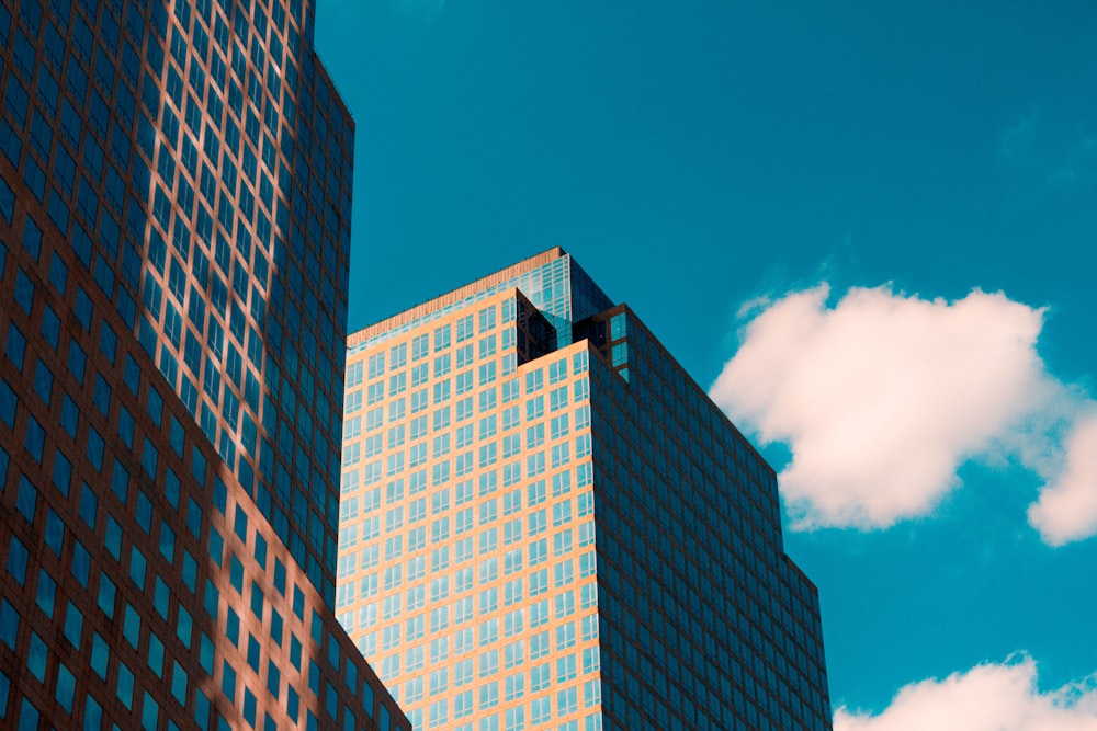 Edificio de hormigón gris bajo el cielo azul durante el día