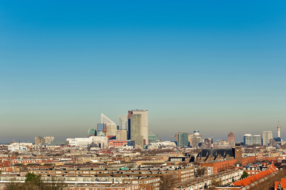 Horizon de la ville sous le ciel bleu pendant la journée