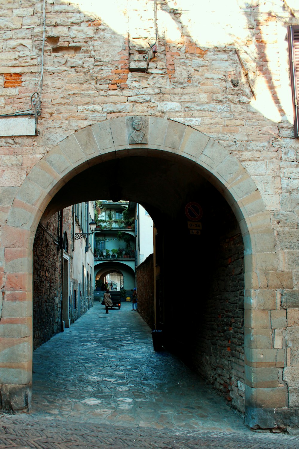 Arco de ladrillo marrón con puerta de arco