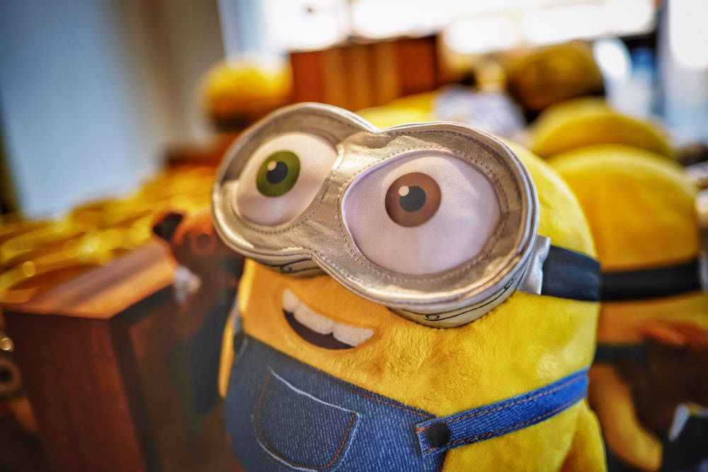 Minions Plüschtier auf schwarzem Textil