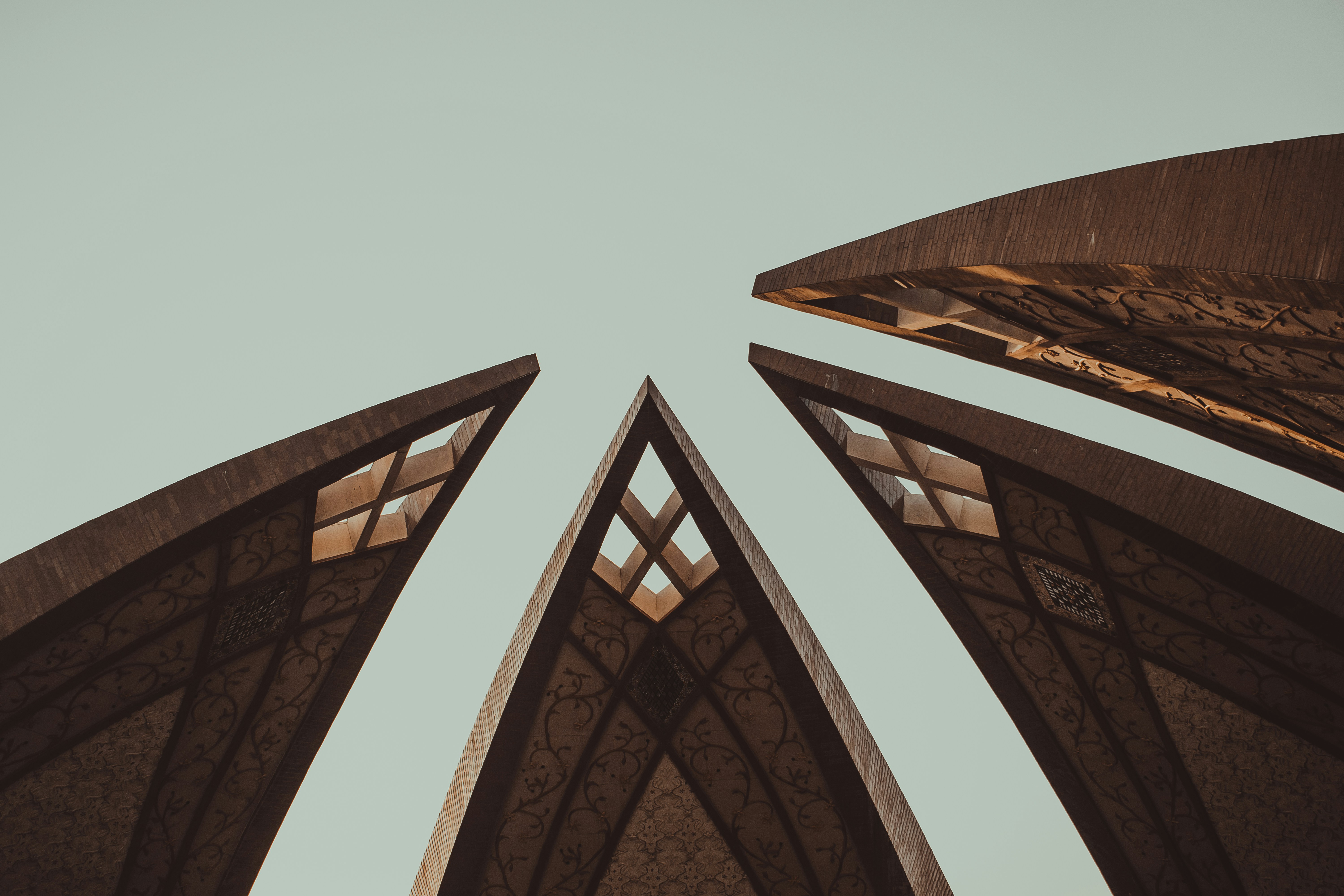 Fotografía de ángulo bajo de edificios de gran altura