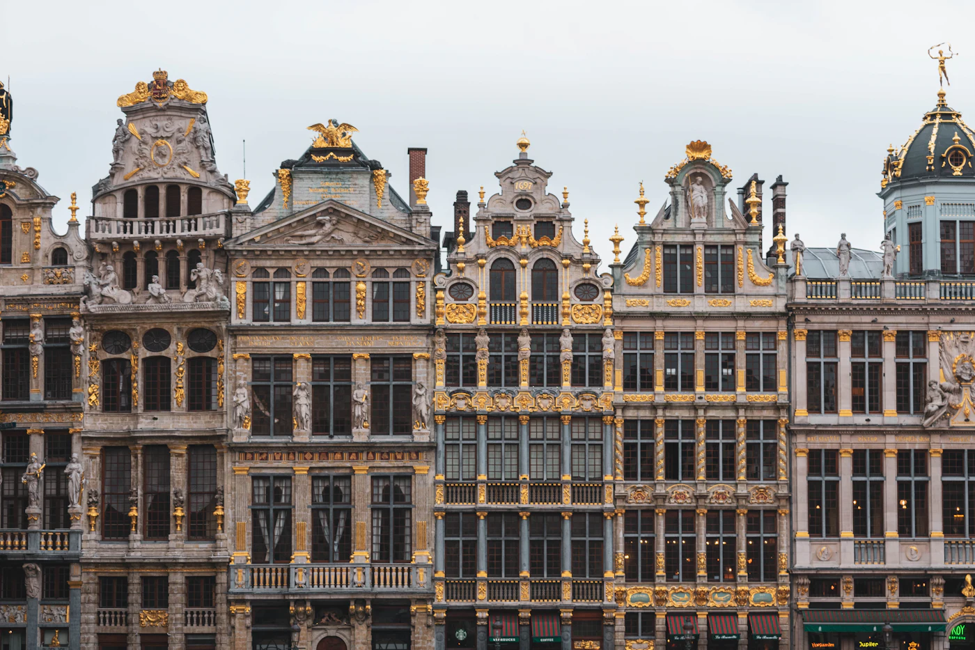 Die Grand-Place in Brüssel mit Zunfthäusern, Rathaus und Königshaus