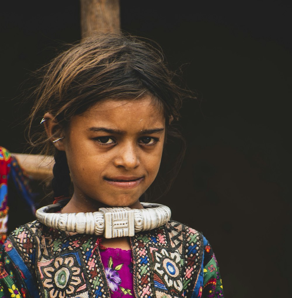 Una niña con un collar en el cuello