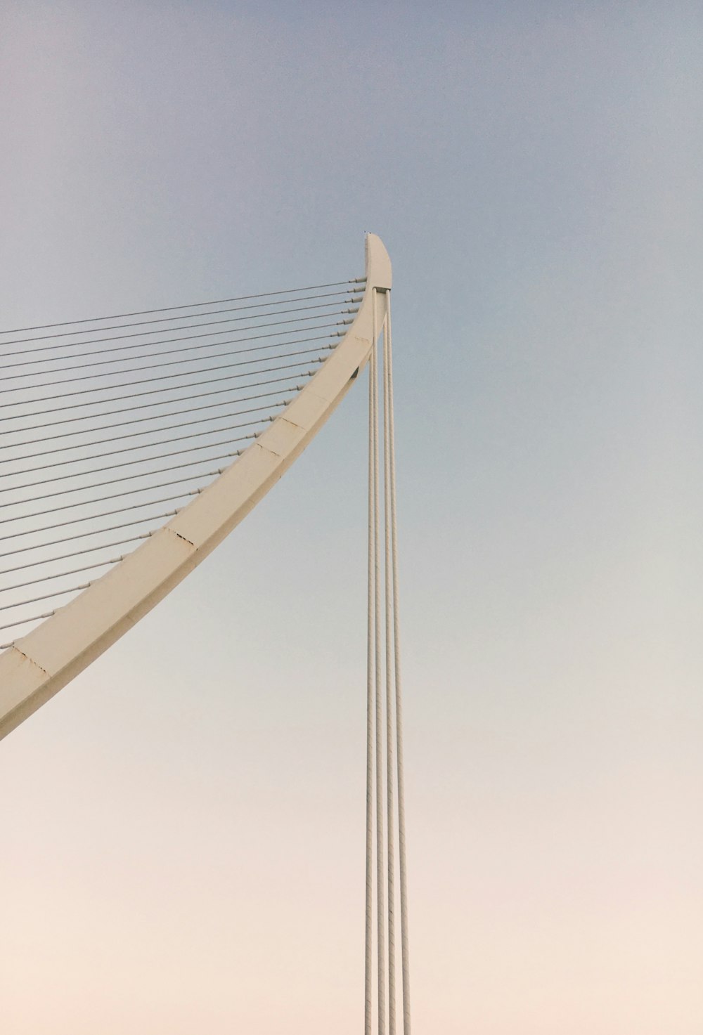 ponte di metallo bianco sotto il cielo bianco