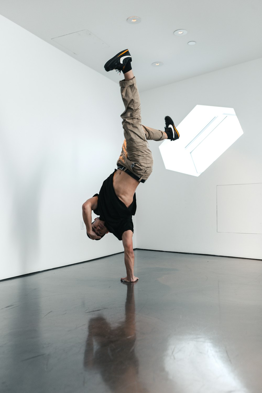 Mujer con sujetador deportivo negro y pantalones cortos negros haciendo yoga