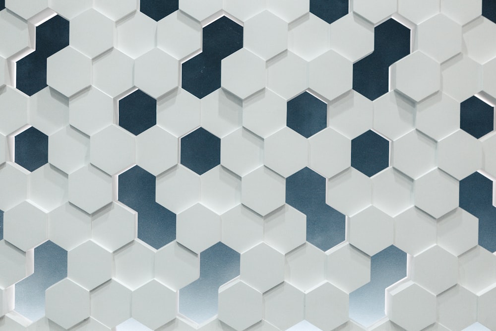 Un primer plano de una pared hecha de azulejos hexagonales