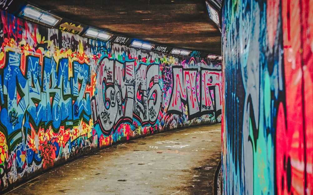 Tagsüber Graffiti an der Wand