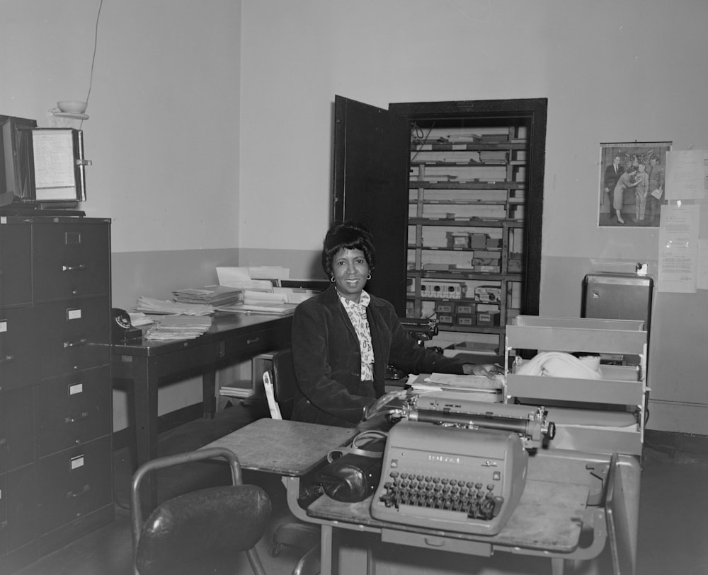 homme en veste noire assis sur une chaise roulante de bureau