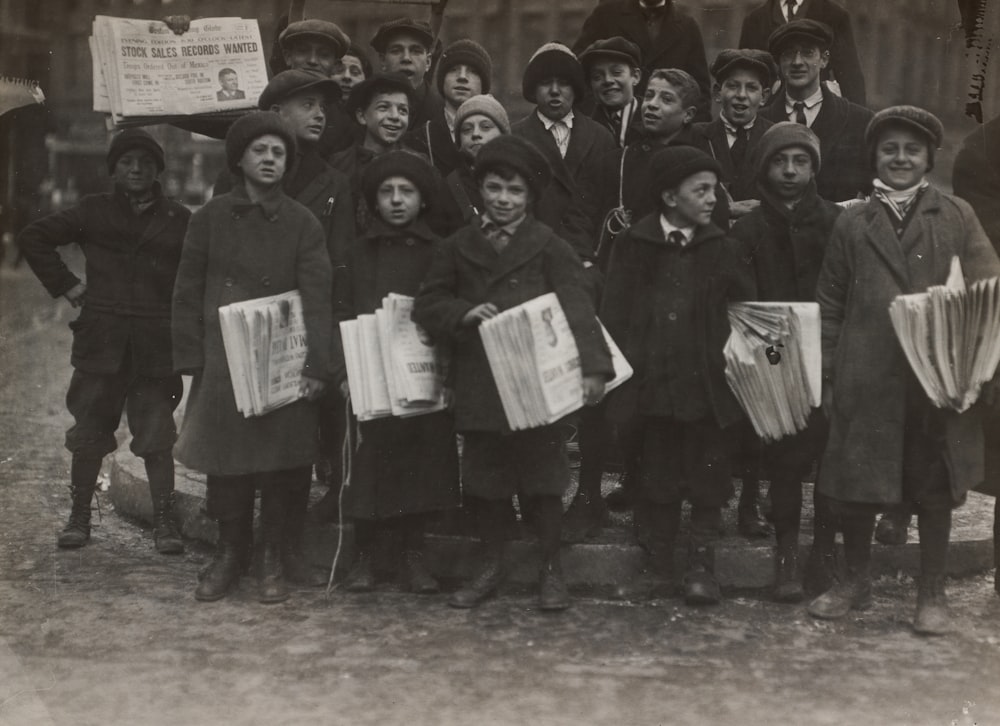 groupe d’hommes debout dans la rue